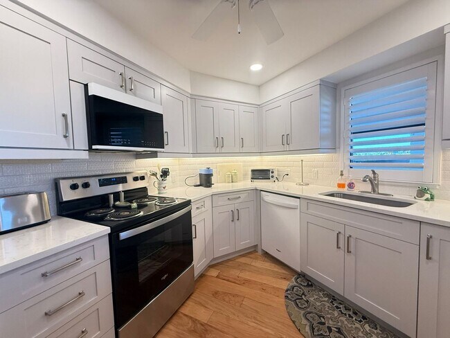 Building Photo - Luxury, furnished seasonal rental, Tequest...