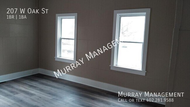 Building Photo - 207 W Oak St