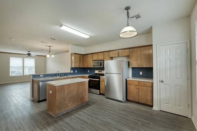 Building Photo - 2215 Dry Creek Dr