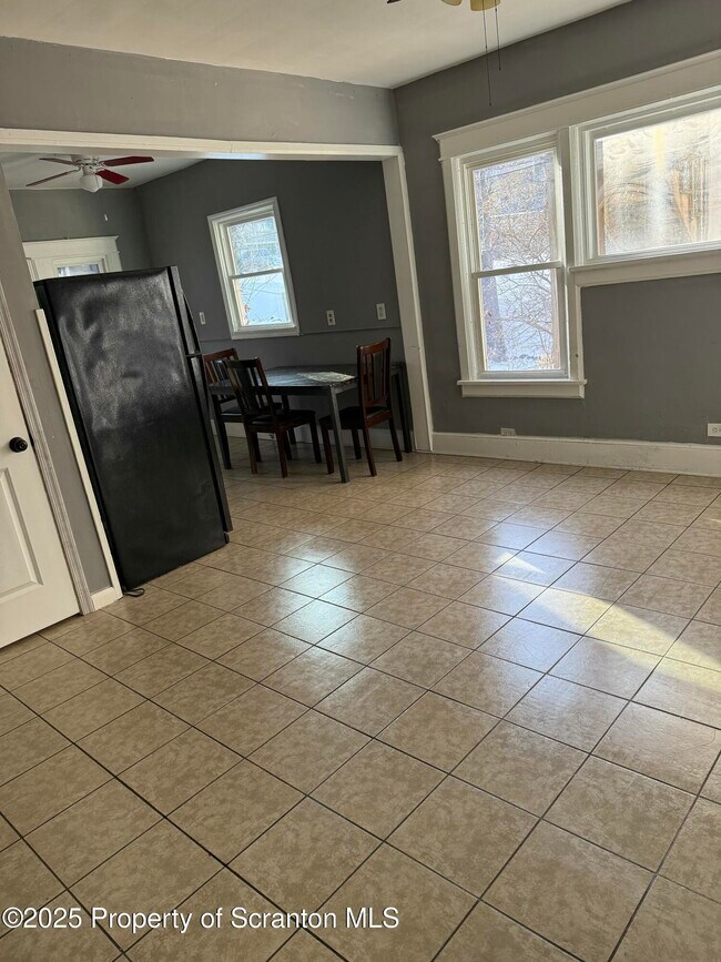 Building Photo - 834 Monroe Ave