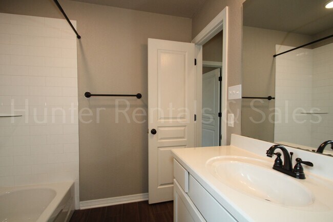 Building Photo - Temple 4 bedroom in Carriage House Subdivision