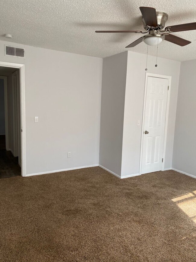 Building Photo - Spacious 4 Bedroom, 2 Bathroom over 1700 sqft. Duplex in Westridge!