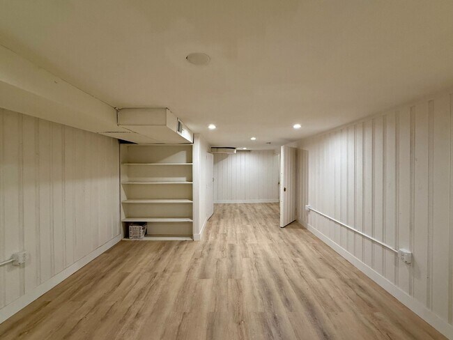 Building Photo - Beautifully remodeled mid-century modern h...