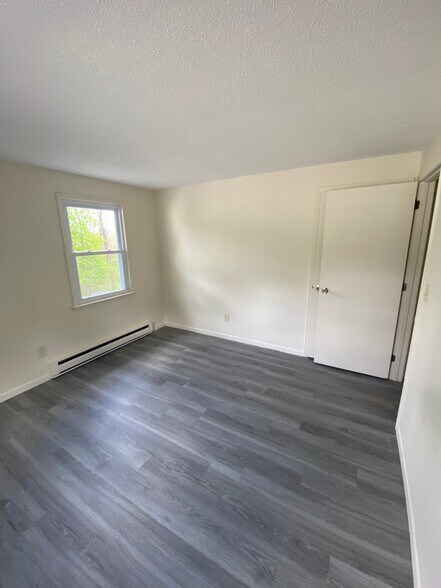 Building Photo - 851 Mammoth Rd
