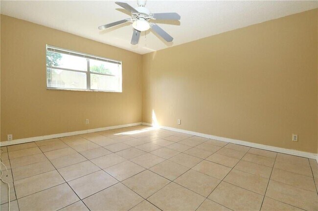 Building Photo - 9915 Sandalfoot Blvd