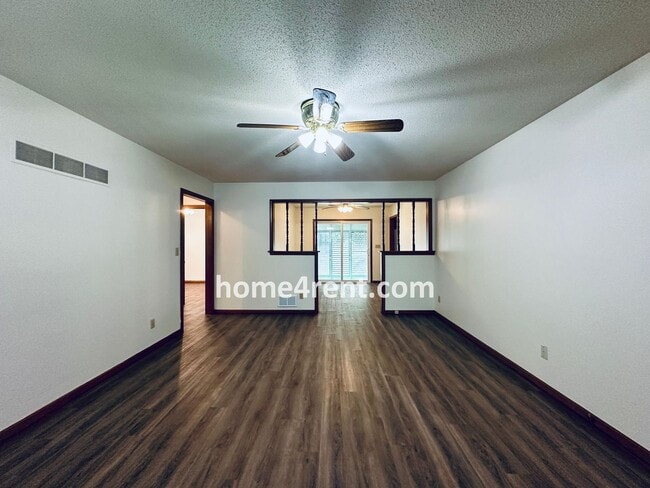 Building Photo - Charming Duplex Style Home with New Paint, Updated Floors, Finished Basement and a Quiet Back Patio!