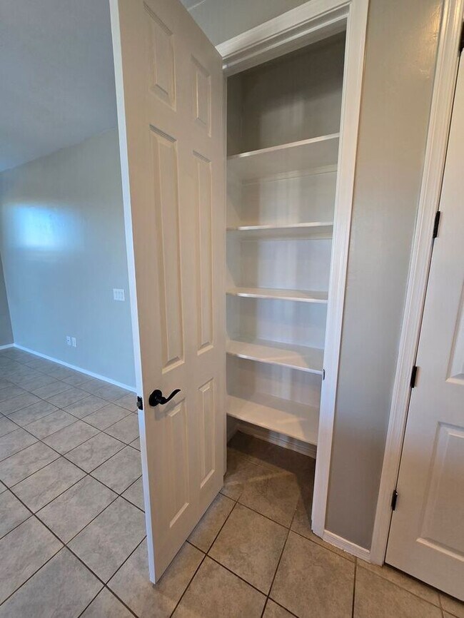 Building Photo - MOVE IN SPECIAL!! 3 Bedroom/ 2 Bath Red Rock Oasis