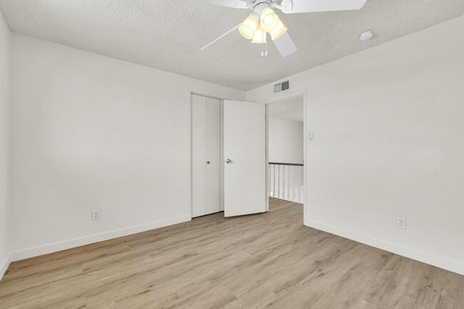 Building Photo - 6 Bedroom! 4 1/2 BATHS!  ASU! Diving Pool! Less than 1 mile to campus