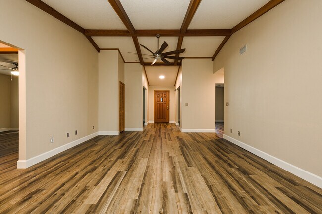 Building Photo - 1523 Poplar Dr