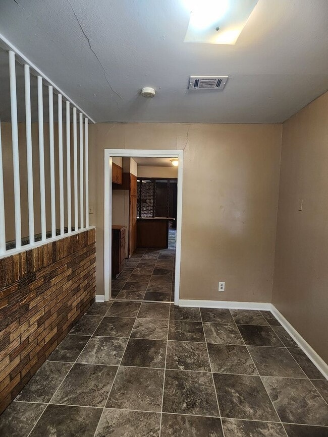 Building Photo - 638 Bringhurst Dr