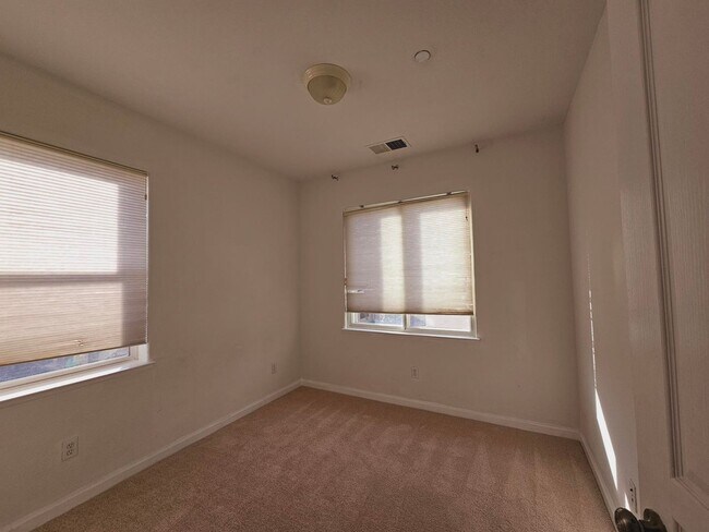 Building Photo - Modern Spacious Townhome in San Pablo