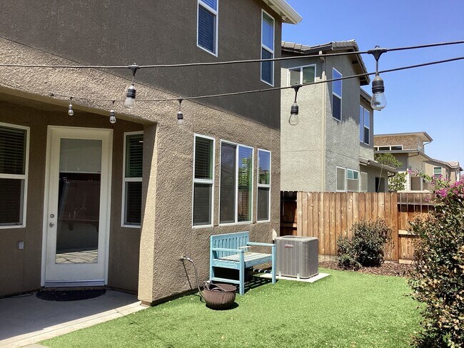 Building Photo - 2573 Daisy Dr