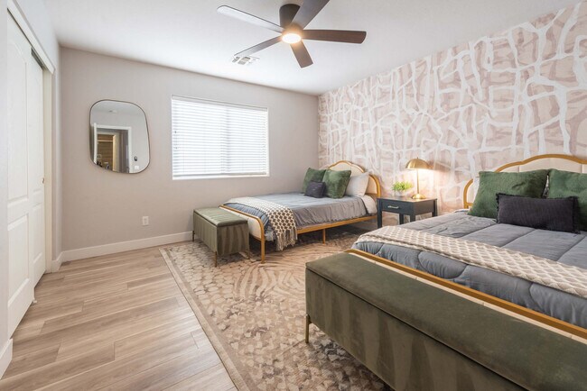 Building Photo - 5924 E Woodridge Dr