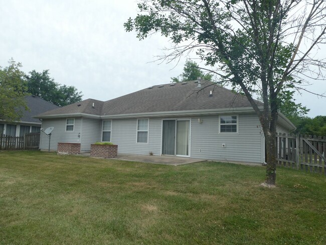 Building Photo - 3 Bedroom 2 Bath Home in Seven Oaks Neighborhood