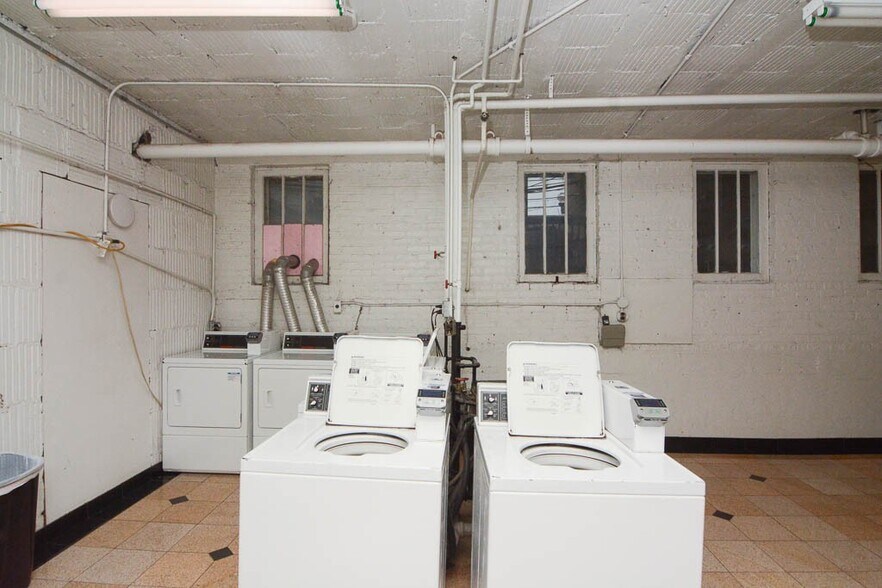 Building Photo - 821 W Waveland Ave