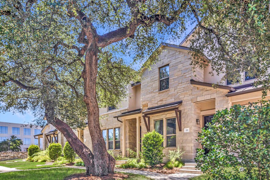 Building Photo - 13800 Lyndhurst St