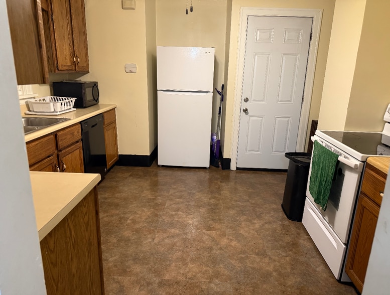 Kitchen - 828 Richie Ave