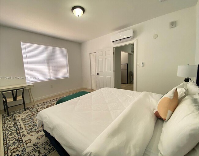 Building Photo - 1553 SW 7th St