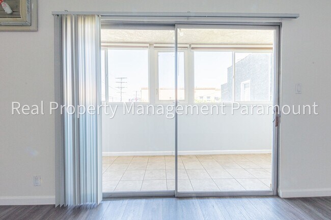 Building Photo - Beautiful One Bedroom Apartment in Miracle Mile