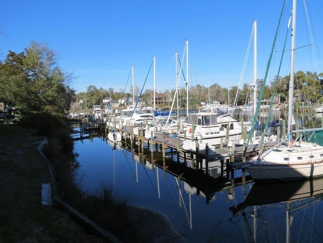 Primary Photo - 300 Yacht Club Dr