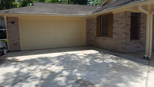 Building Photo - 2102 Rolling Glen Dr