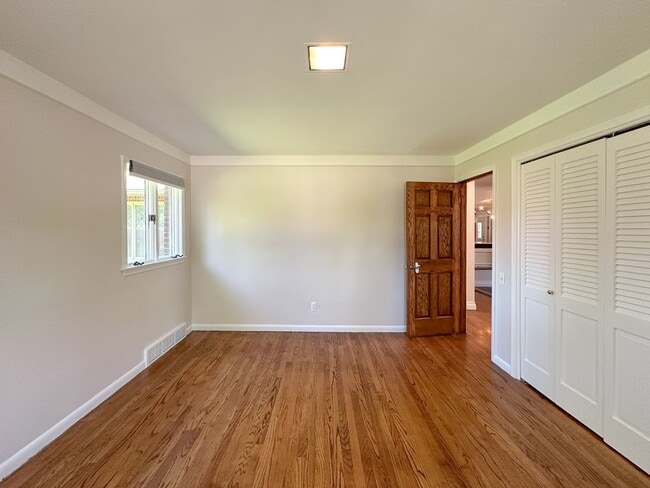 Building Photo - Stylish Grosse Pointe Woods Ranch with EV ...