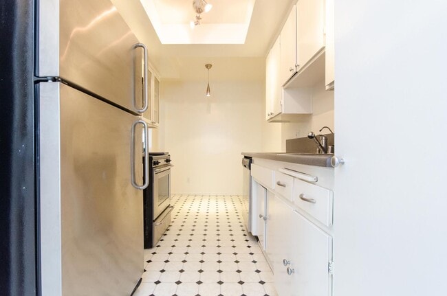 Building Photo - Stunning renovated apartment in the Heart ...