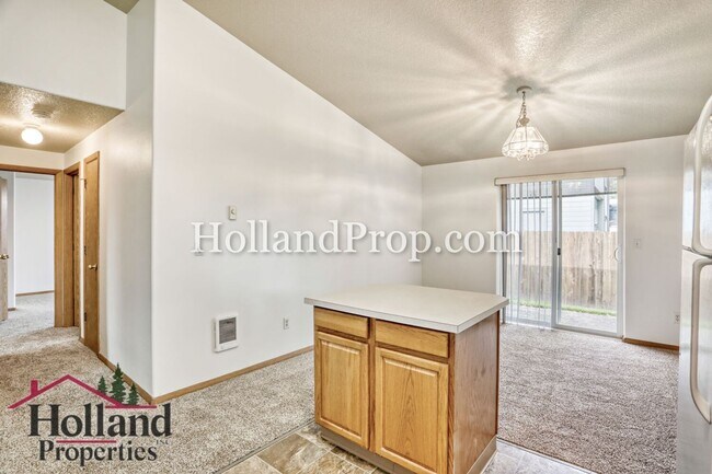 Building Photo - Lovely 2 bedroom unit with private fenced yard!