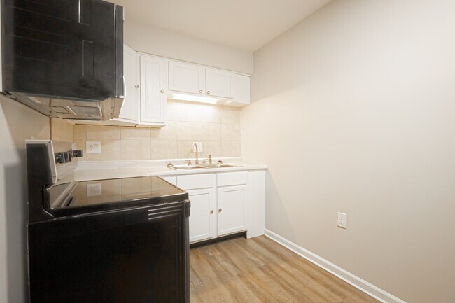 Kitchen - 737-743 E Wilbeth Rd