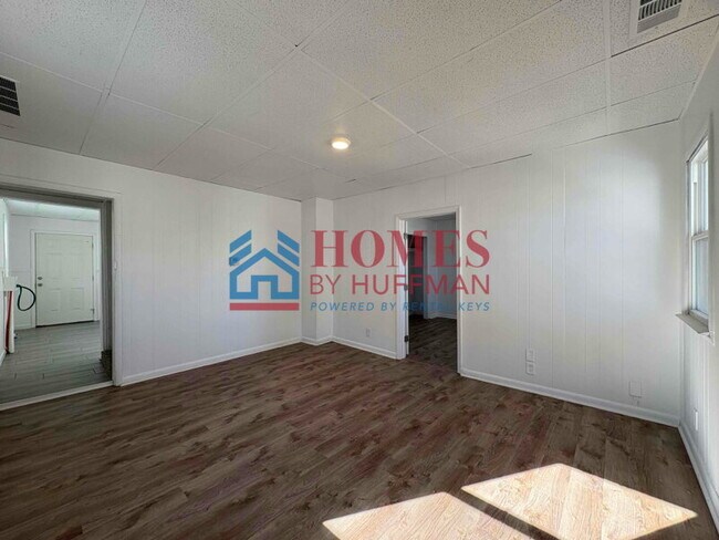 Building Photo - Three Bedroom House | Move in Special