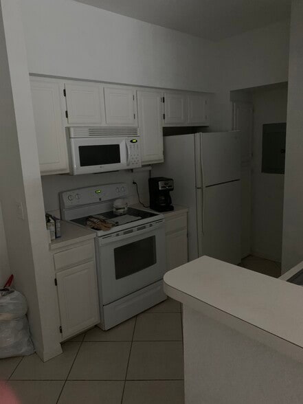 Kitchen - 23560 Walden Center Dr