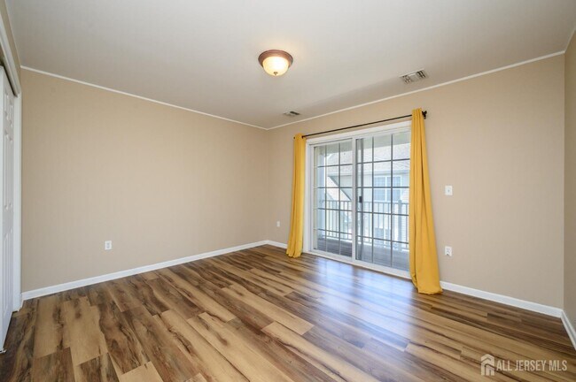 Building Photo - 303 Pinelli Dr