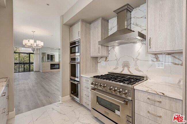 Building Photo - 323 N Palm Dr