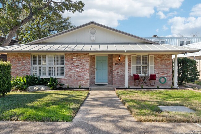 Building Photo - WHISPERING OAKS GARDEN HOME