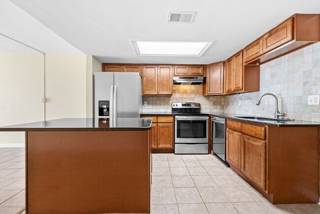 Building Photo - Oceanfront 2 Bedroom Condo with Stunning Views