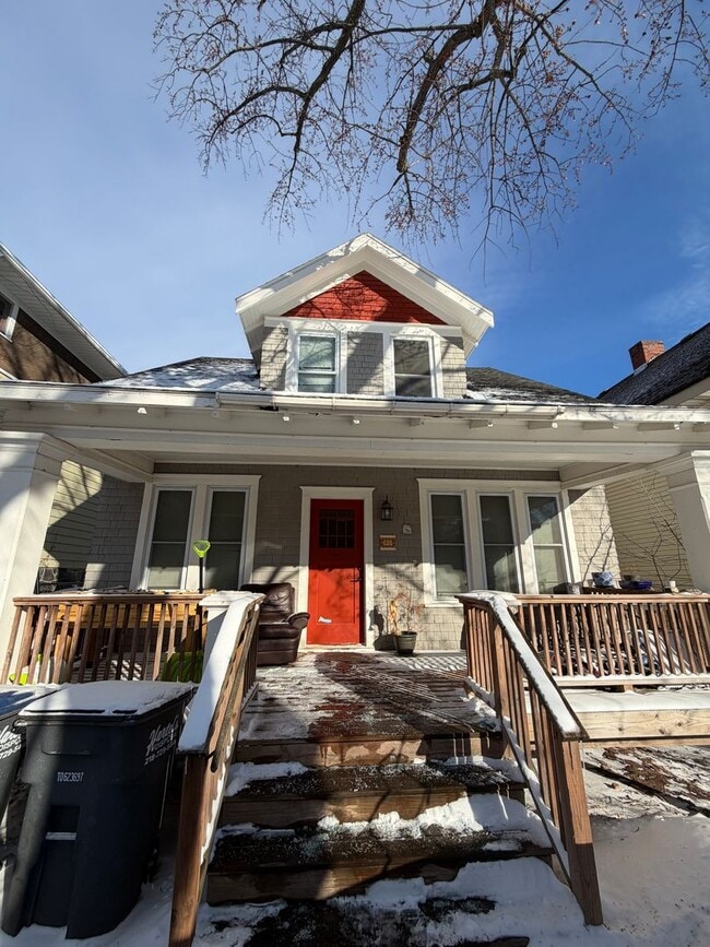 Building Photo - AVAILABLE JUNE 1st - 4 Bed, 1.5 Bath Bungalow