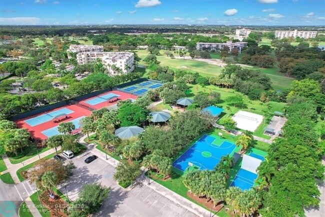 Building Photo - 3150 N Palm Aire Dr