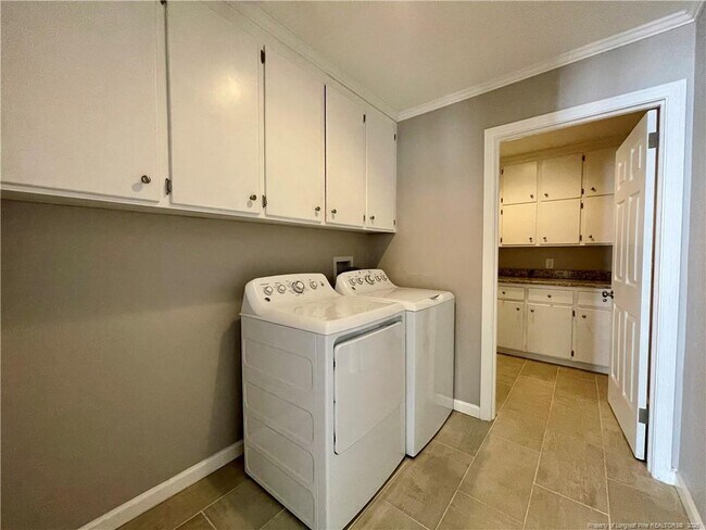 Building Photo - 1710 Chateau Cir