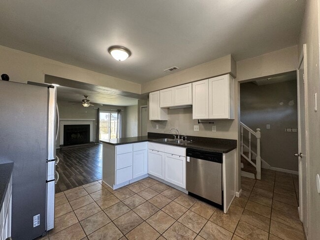 Building Photo - End-Unit Townhome in Amhurst "ASK ABOUT OUR ZERO DEPOSIT"