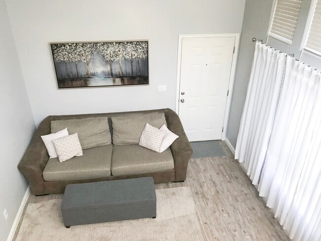 Building Photo - 3 bedroom, 2 bath townhome, end unit, grea...