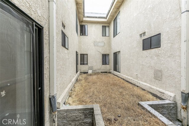 Building Photo - 914 E Elk Ave