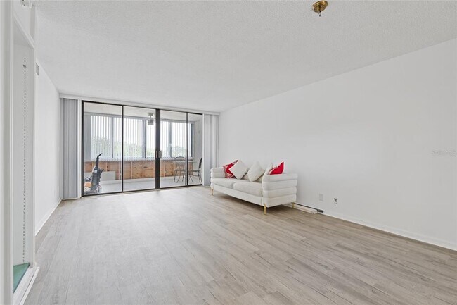 Building Photo - 2621 Cove Cay Dr