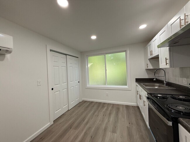 Building Photo - Bright, Modern & Fully Renovated 1-Bedroom...
