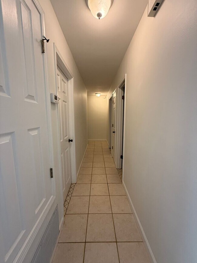 Building Photo - New Listing!