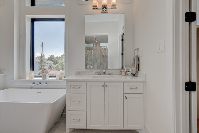 Building Photo - 1506 W 43rd St