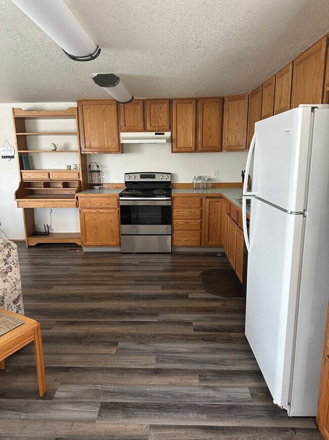 Building Photo - Quiet property in the county!