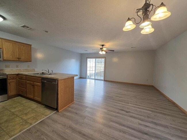 Building Photo - Spacious Town House!!