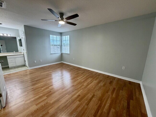 Building Photo - 3-Bedroom Townhome with Utilities included!