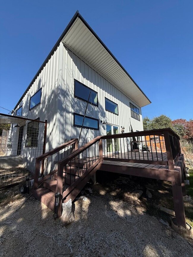 Building Photo - NEW ON MARKET