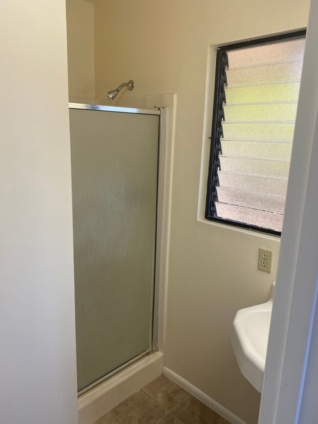 Building Photo - Quiet Kaimuki Neighborhood, 4 bedroom, 2 B...